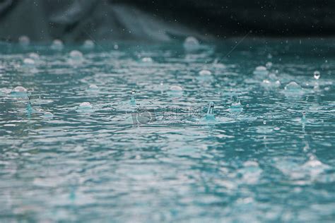 下雨图片